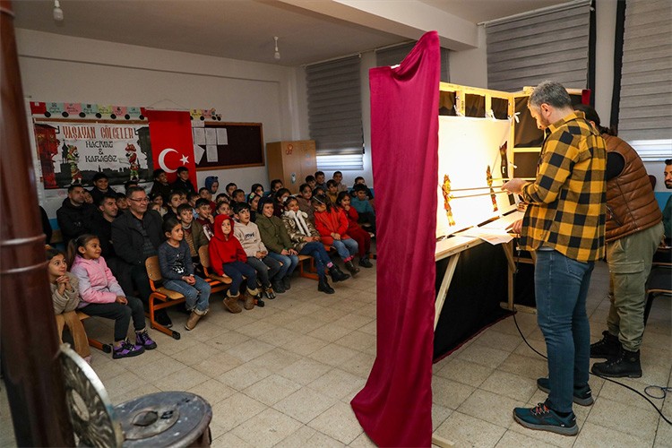 Öğretmenler, Hacivat-Karagöz oyununu perdeye taşıyor