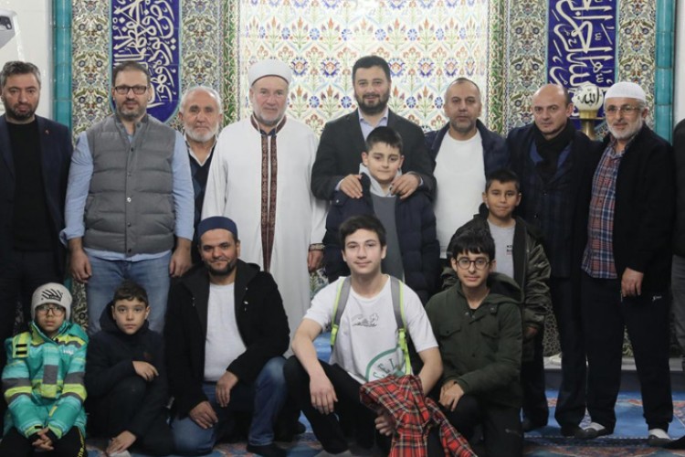 KÂĞITHANE'DE GENÇLİK UYANIYOR, DUADA BULUŞUYOR