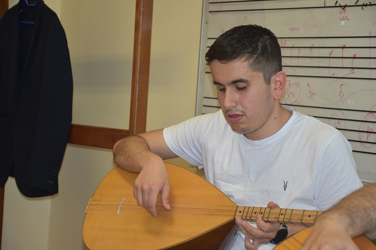 Konservatuvar birincisi görme engelli Fırat, devlet sanatçısı olmak istiyor