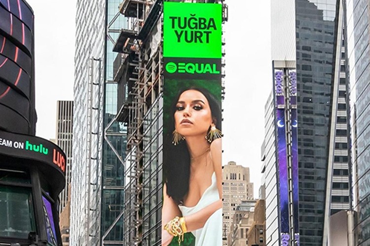 Tuğba Yurt Times meydanında