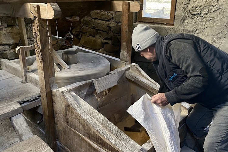 Dede yadigarı su değirmeninin taşlarını torunu döndürüyor