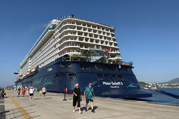 "Mein Schiff 5" kruvaziyeri 2 bin 756 yolcusuyla Bodrum'a geldi