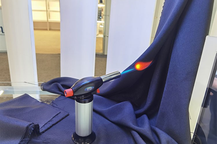 Yanmaz kumaş vitrine çıktı