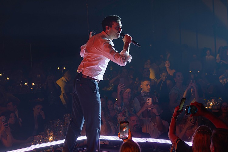 Mert Demir sahneye geri döndü