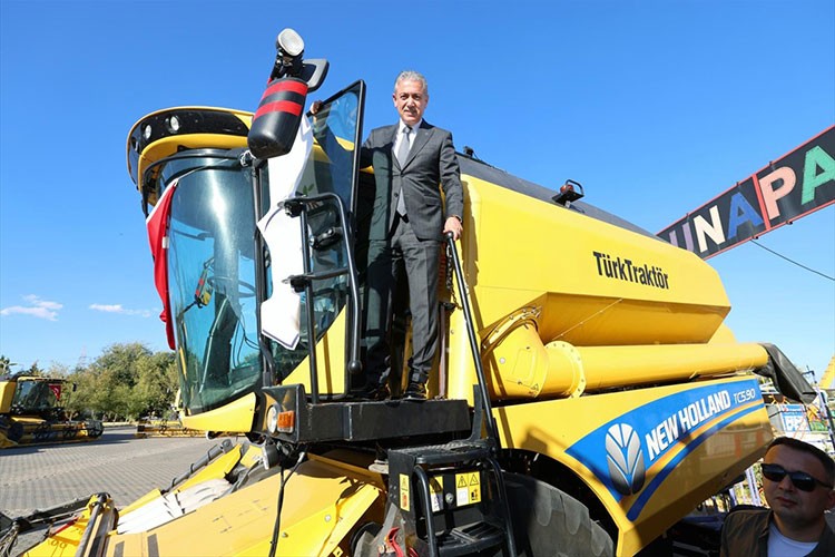 Mardin'de TKDK tarafından 16 kooperatife 30 biçerdöver verildi