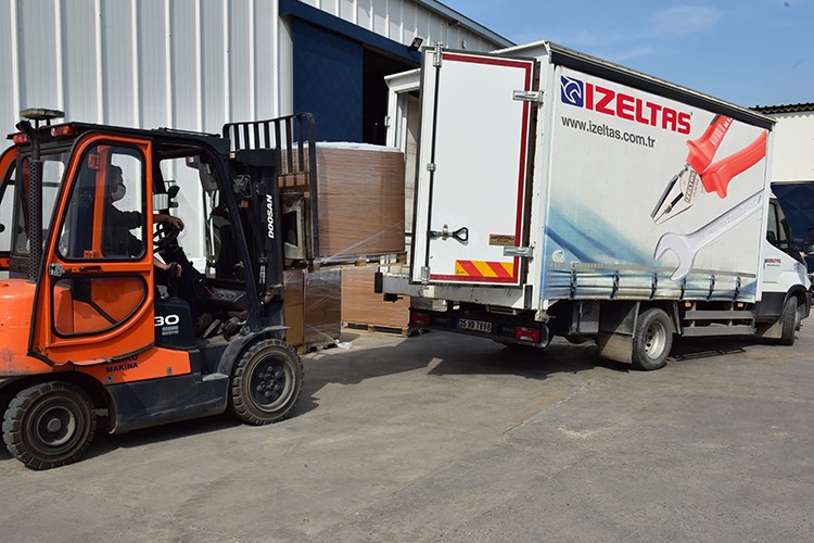 Sağlıkçılar için maske üretti