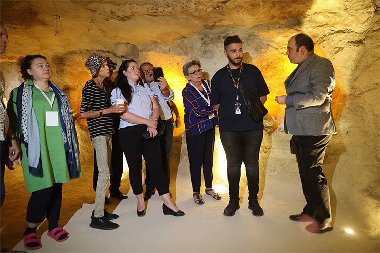 Nevşehir'deki tarihi Kayaşehir'i gezdi