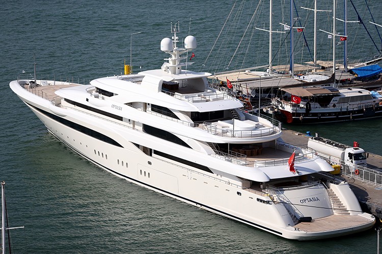Fethiye'de mega yat O'Ptasia'ya yakıt ikmali yapıldı