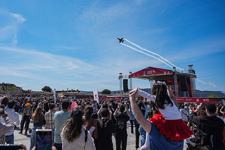 SOLOTÜRK Çanakkale semalarında gösteri uçuşu yaptı