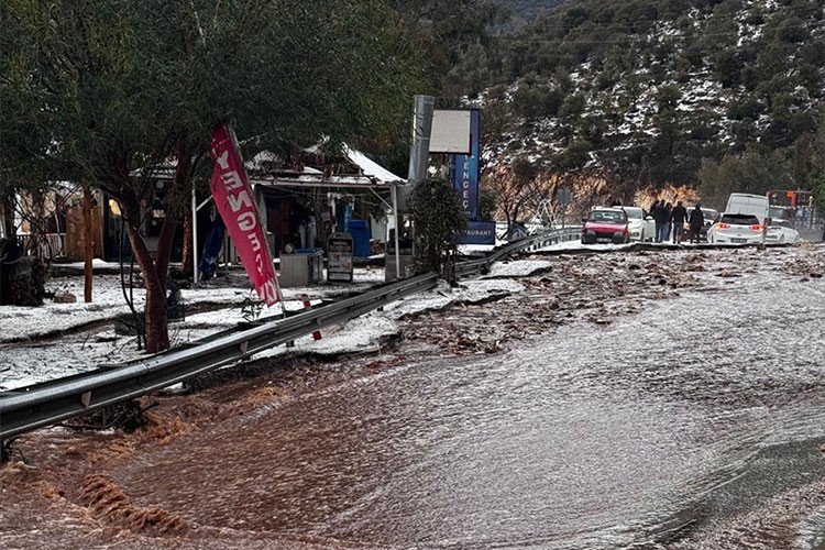 Antalya'da sağanak ve dolu etkili oldu