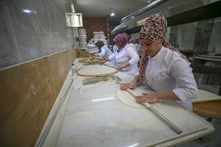 Elinin hamuruyla istihdam dağıtıyor