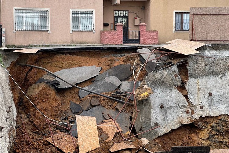 Üsküdar'da istinat duvarı çöktü, bir bina boşaltıldı