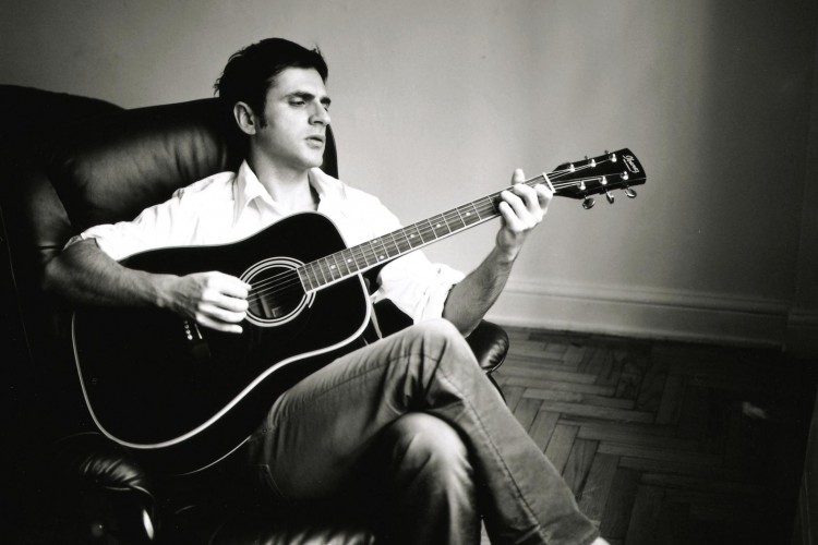 Teoman'ın Gitarı Kenan Doğulu'nun Oldu: Müzayedenin Kahramanı!