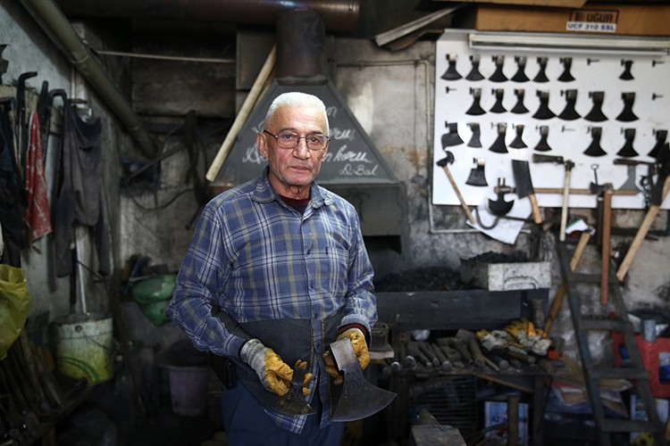 Yarım asırdır demirci Duran ustanın elinde şekilleniyor