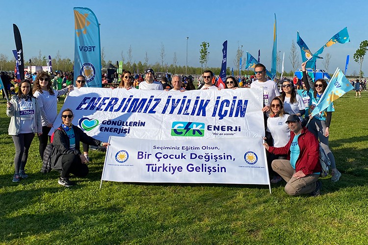 Depremzede çocukların eğitimi için koştu