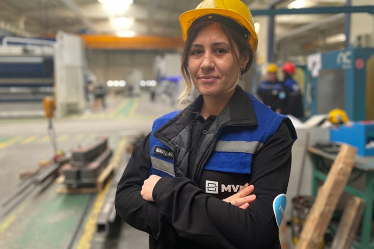 Kadınlar, makine üreten fabrikanın vasıflı işçileri oldu