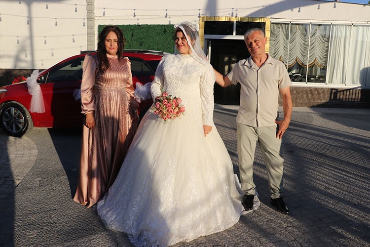 Gelinlik hayali kuran otizmli gencin yüzünü ailesi güldürdü