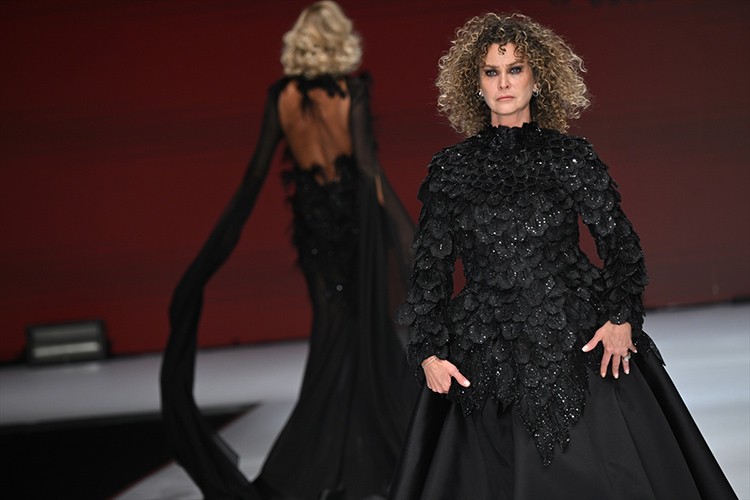 Gelinlik ve damatlık fuarı kapsamında defile düzenlendi