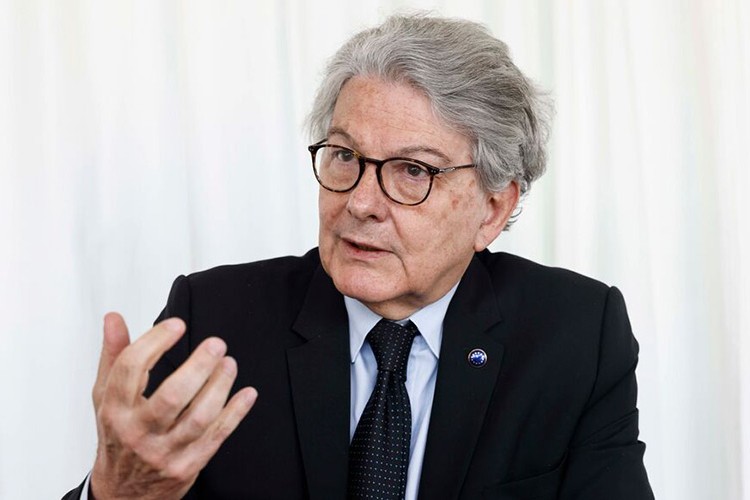 AB Komisyonu Üyesi Breton istifa etti