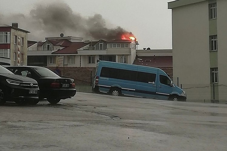 Sinop'ta apartmana yıldırım isabet etti
