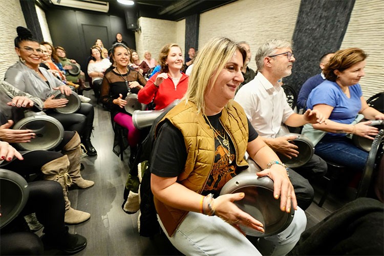 Yoğun iş hayatının stresini darbuka ritimleriyle atıyorlar