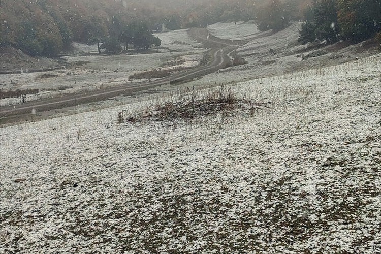 Tokat'ta yüksek kesimlere mevsimin ilk karı yağdı