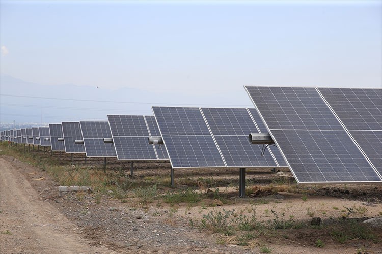 Hatay'da çorak arazi güneş tarlasına dönüştü
