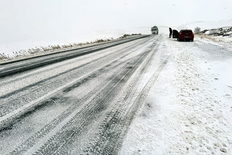 Ardahan'da kar ve buzlanma nedeniyle araçlar yolda kaldı