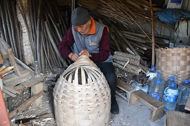 40 yıldır fındık dallarından sepet örüyor
