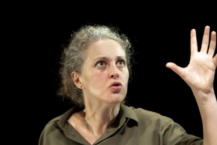 Son dönemin ses getiren tiyatro oyunları ENKA Sanat'ta sahnelenmeye devam ediyor