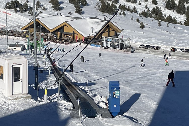 Kartalkaya'da tatilciler 2025'in ilk gününde kayak keyfi yaptı