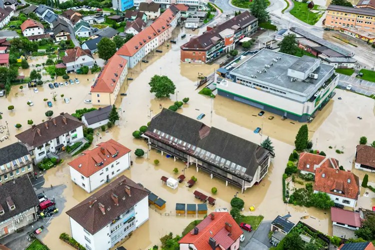 Slovenya'da şiddetli fırtınada üç kişi hayatını kaybetti