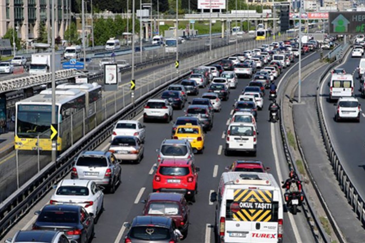 427 bin araç trafiğe katıldı