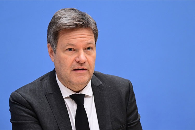 "ABD, Almanya'ya cezalandırıcı gümrük vergileri getirirse önlemimiz hazır"