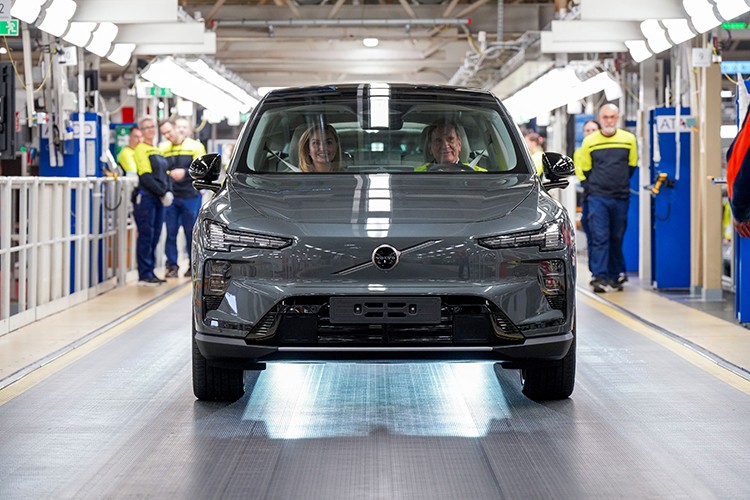 Volvo tamamen elektrikli EX60 üretimine başladı
