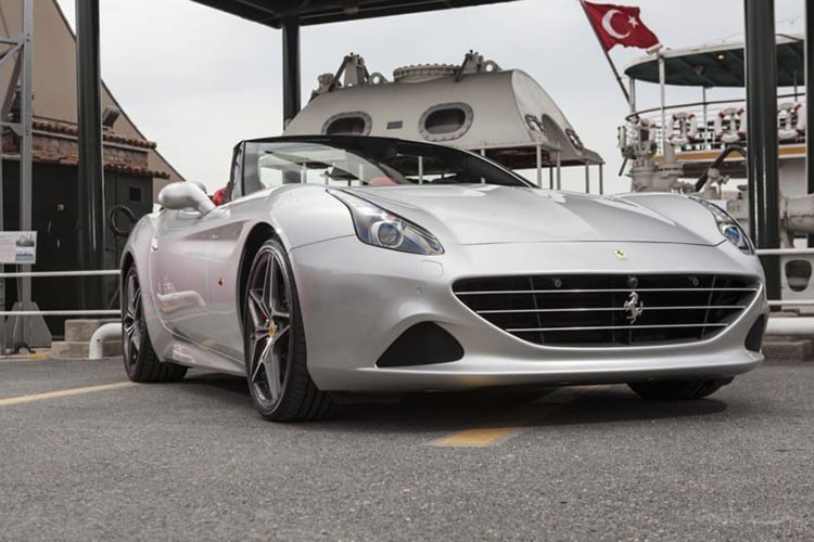 Maliye usulsüz kullanılan "T" plakalı Ferrarilerin peşine düştü