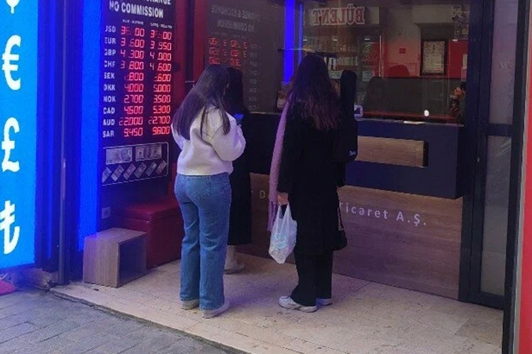 Dolar 48.11 liradan açıldı