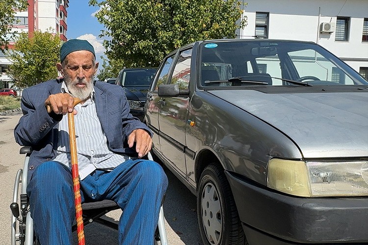 Otomobilini şehit ve gaziler derneğine bağışladı