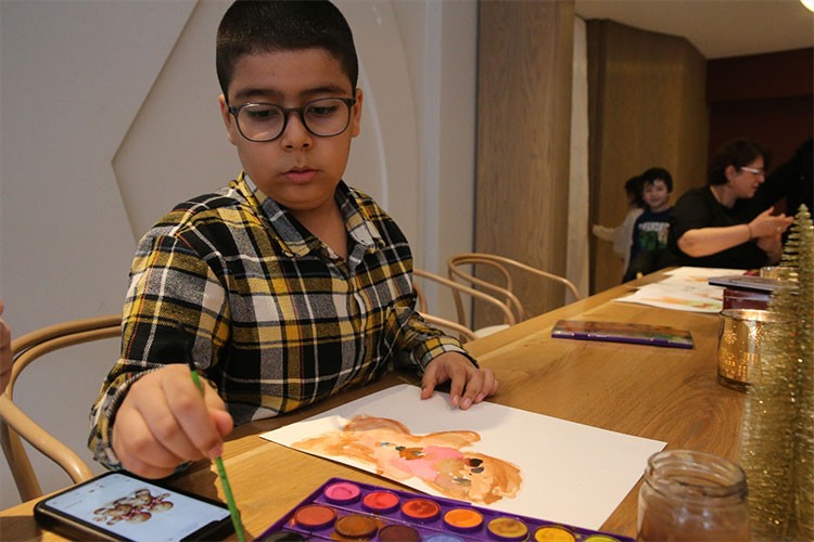 Otizmli çocuklar kafede resim yaparak sosyalleşiyor