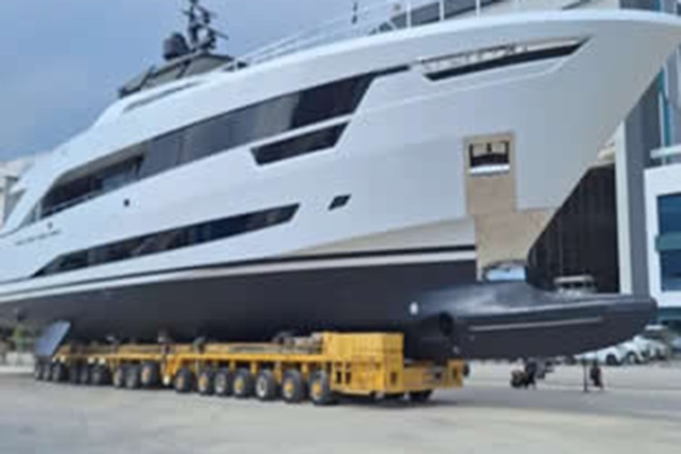 Yeni süperyat ALY431 denizle buluştu