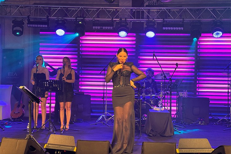 Aşkın Nur Yengi Belek'te sevenleriyle buluştu