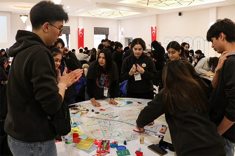 Gençlerle sürdürülebilir şehirlerin temelini atıyor