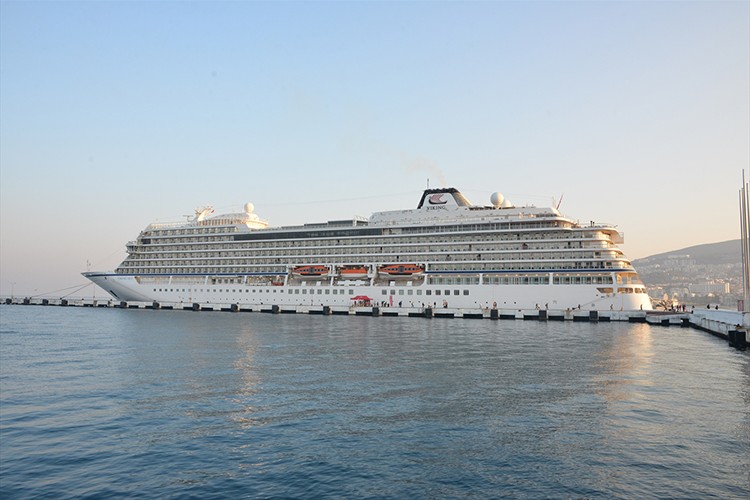 Kuşadası'na yılın ilk kruvaziyer gemisi geldi