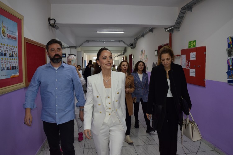 Bağımsız İstanbul Büyükşehir Başkan Adayı Hülya Kavuzlu oyunu Beykoz'da kullandı