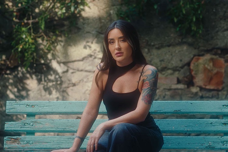 Azer Bülbül'ün parçasınaMelek Mosso Yorumu