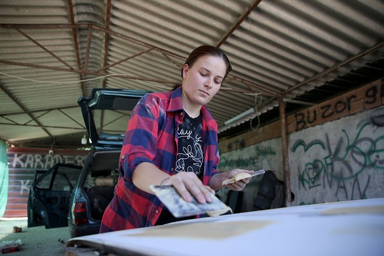 Eşi çırak bulamayınca kolları sıvadı