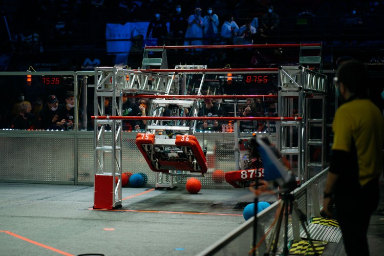 Genç Mucitler Arenada: İstanbul'da Gerçekleşen Robotik Yarışmalarının İlk Yarısı Tamamlandı