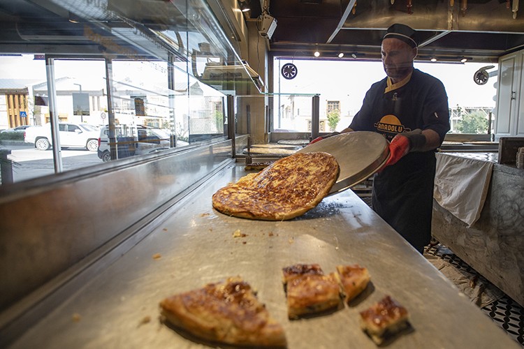 Erzurum'un lezzetlerini Türkiye'nin dört bir yanına pazarlıyor