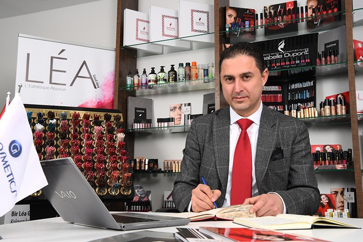 Dünyaya açılıyor