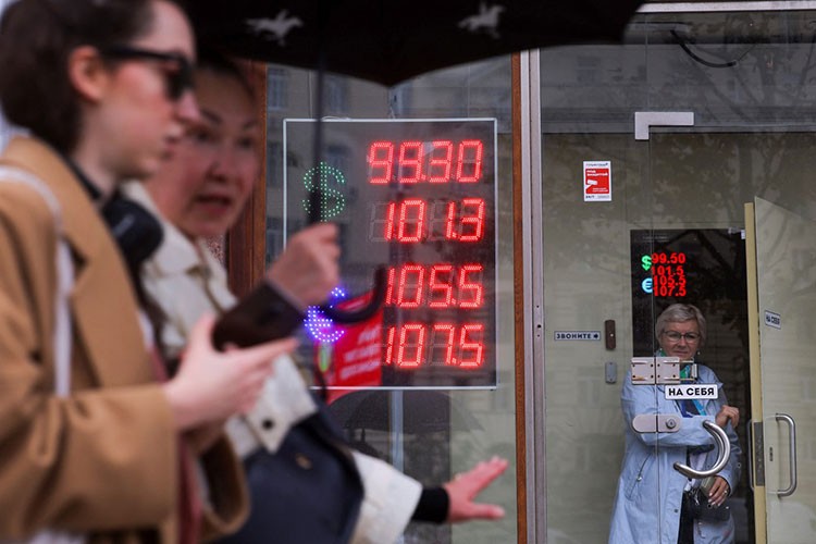 Rusya'da şirketlerin döviz satma zorunluluğu iptal edildi